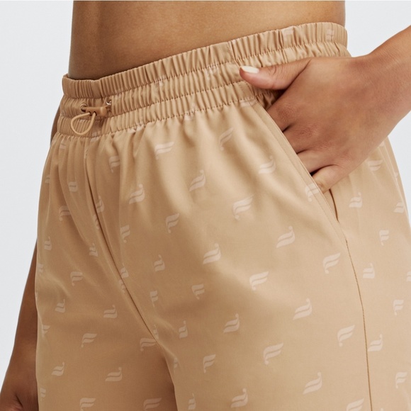 New! FABLETICS 4X Iggy Woven Pant Sandy Brown Logo - Picture 4 of 7